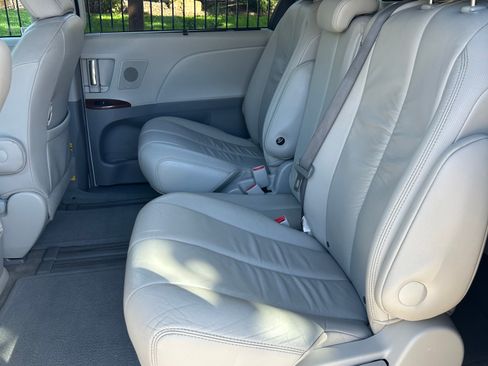 Used 2011 Toyota Sienna XLE w/ XLE Navigation Pkg image 10