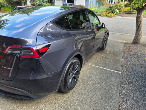 Used 2024 Tesla Model Y Long Range AWD/4WD image 12