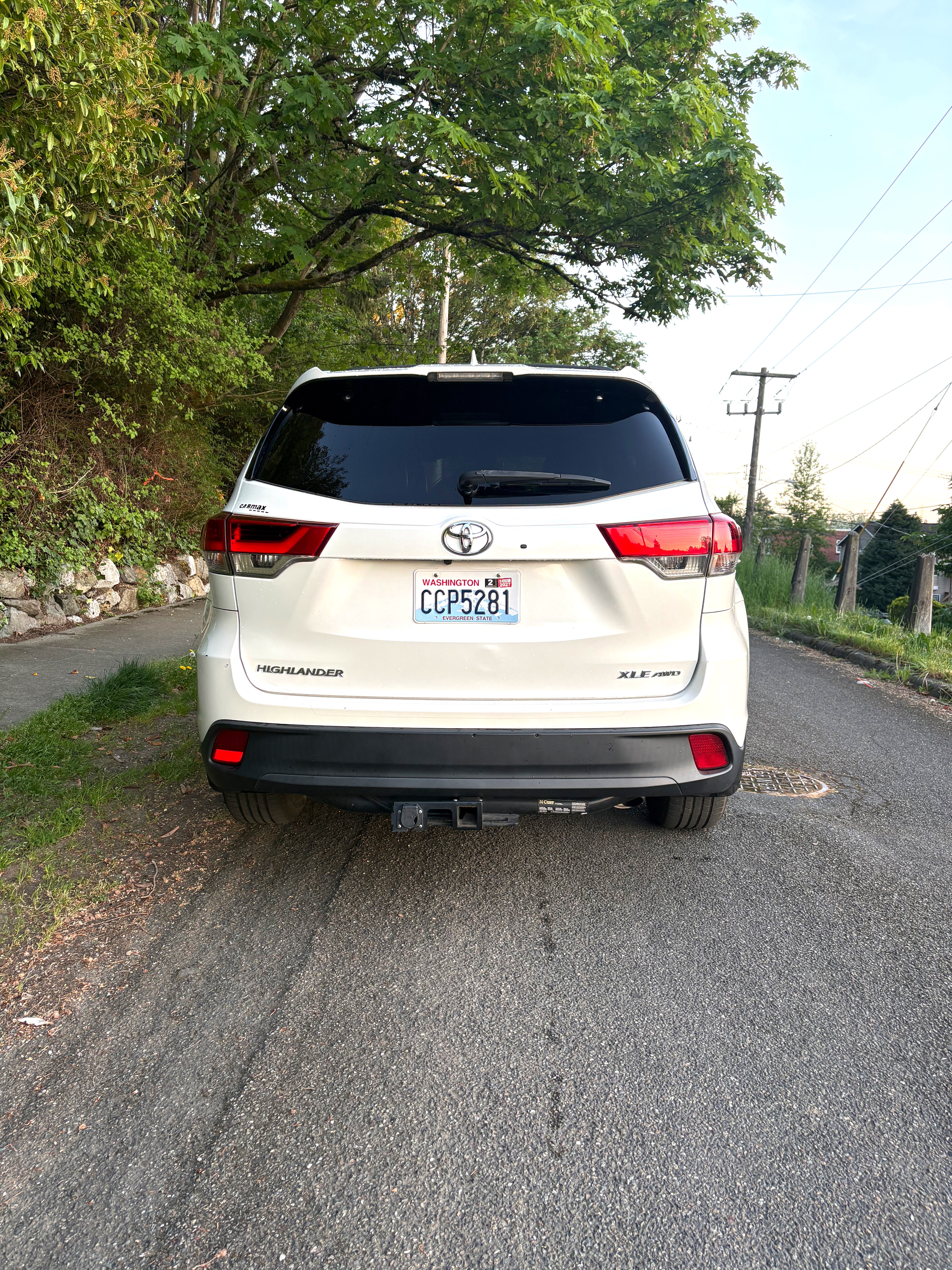 Used 2019 Toyota Highlander XLE w/ Carpet Mat Package (TMS) AWD/4WD image 14