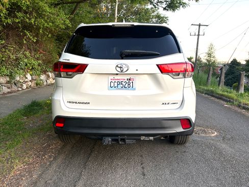 Used 2019 Toyota Highlander XLE w/ Carpet Mat Package (TMS) AWD/4WD image 14