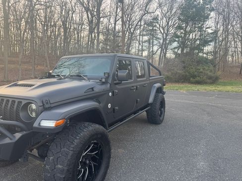 Used 2020 Jeep Gladiator Sport w/ Quick Order Package 24S AWD/4WD image 2