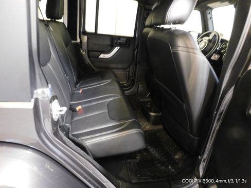 Used 2018 Jeep Wrangler Unlimited Sahara w/ Connectivity Group image 22