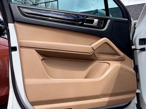 Used 2020 Porsche Cayenne image 6