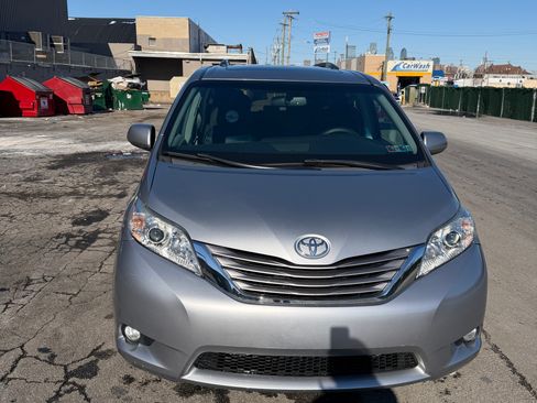 Used 2017 Toyota Sienna XLE Premium image 16