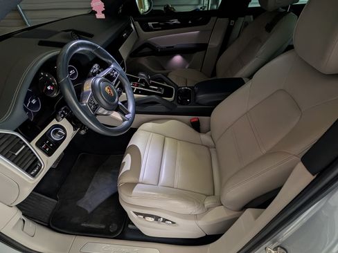 Used 2019 Porsche Cayenne S image 11