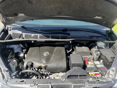 Used 2018 Toyota Sienna XLE w/ XLE Navigation Package image 17