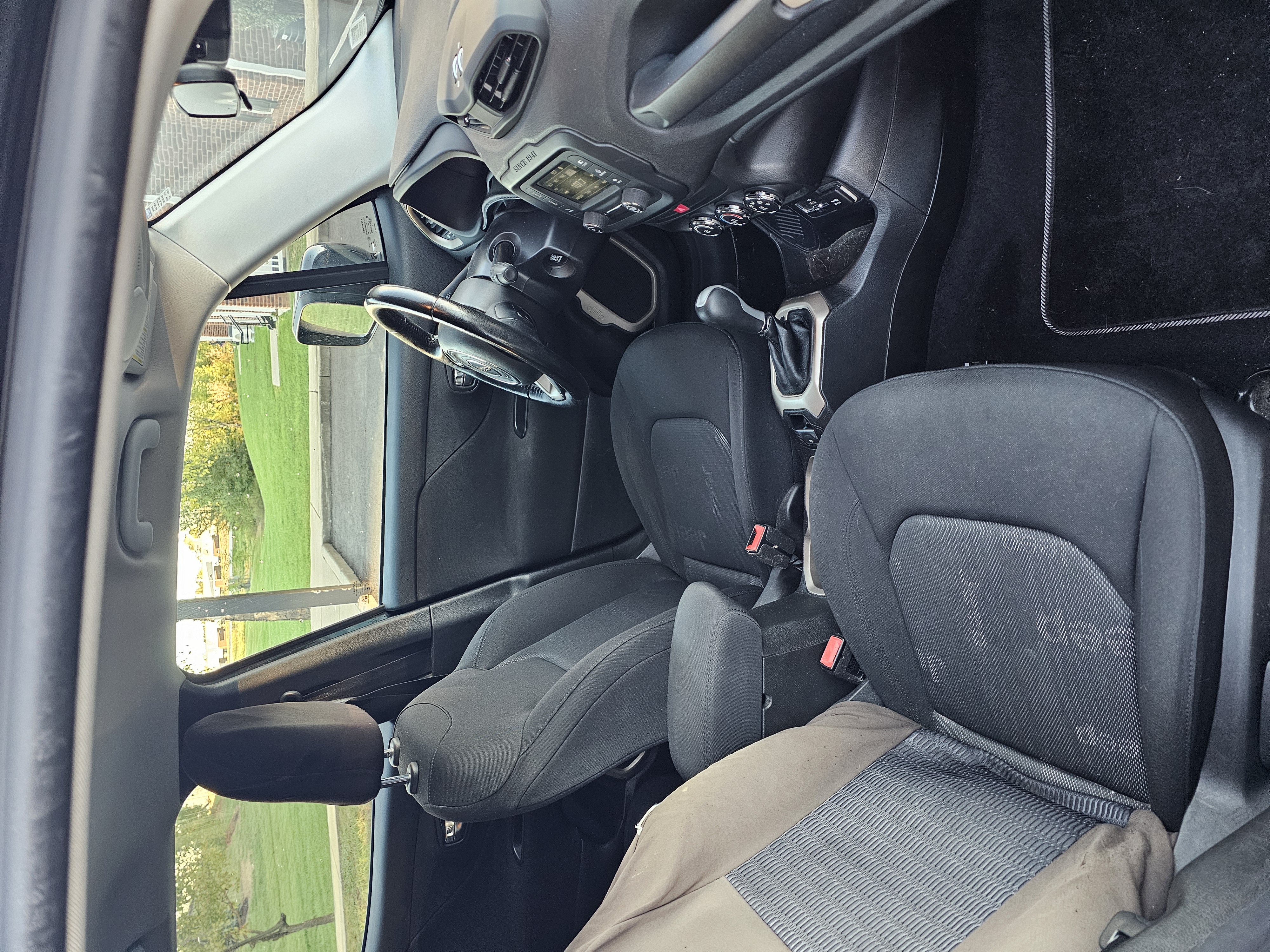 Used 2016 Jeep Renegade Latitude FWD image 26