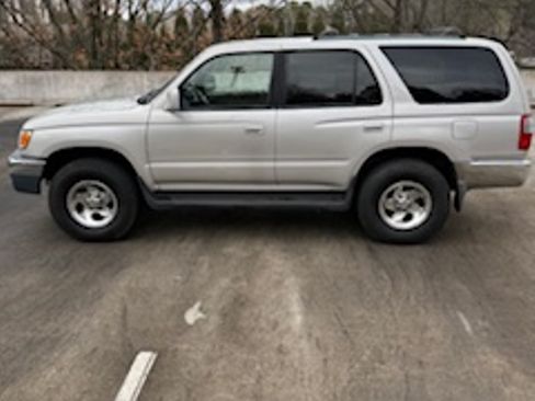 Used 2000 Toyota 4Runner SR5 image 6