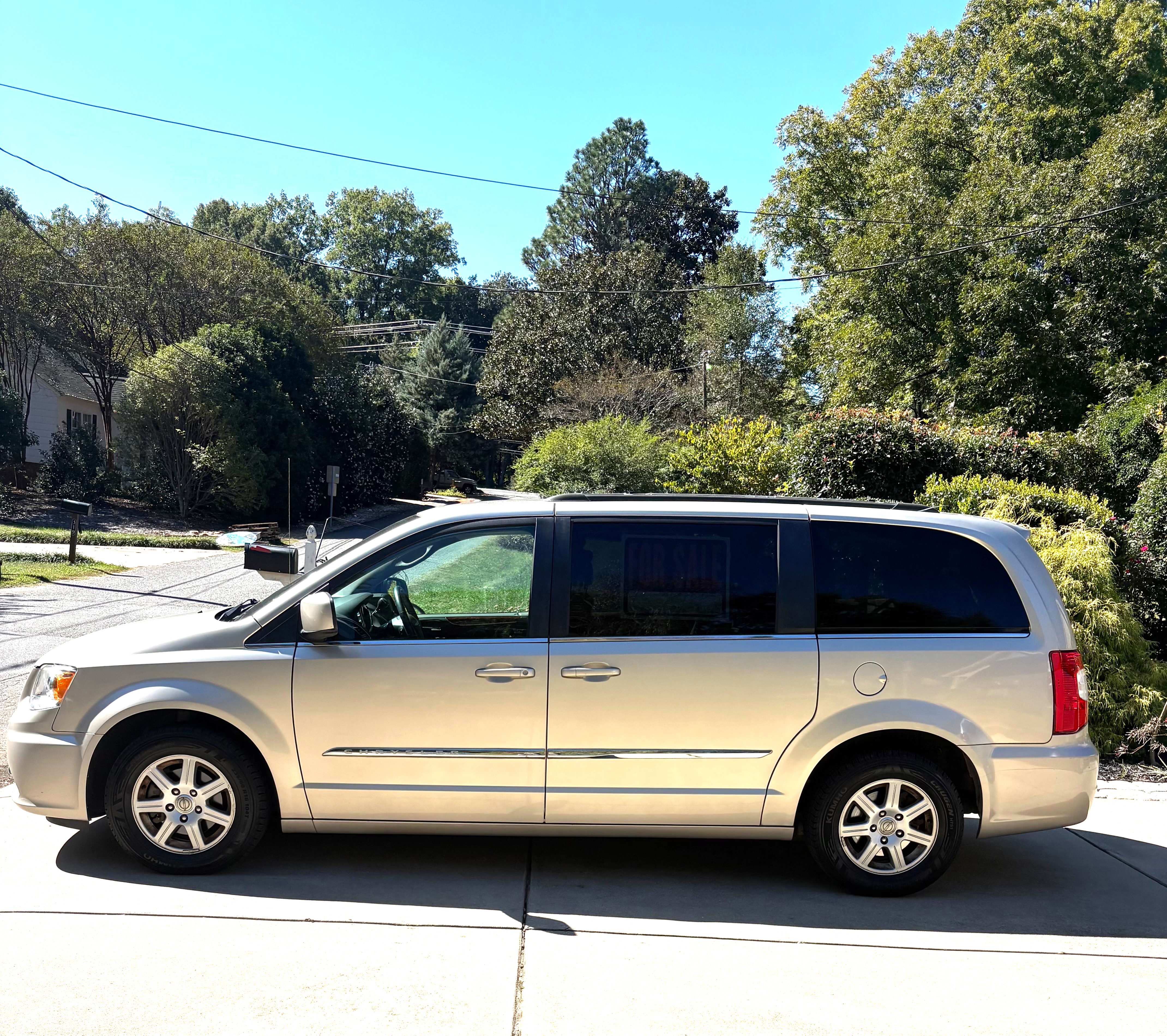 Used 2012 Chrysler Town & Country Touring w/ Entertainment Group #1 FWD image 2