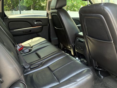 Used 2011 GMC Yukon XL SLT w/ SLT Chrome Package AWD/4WD image 9