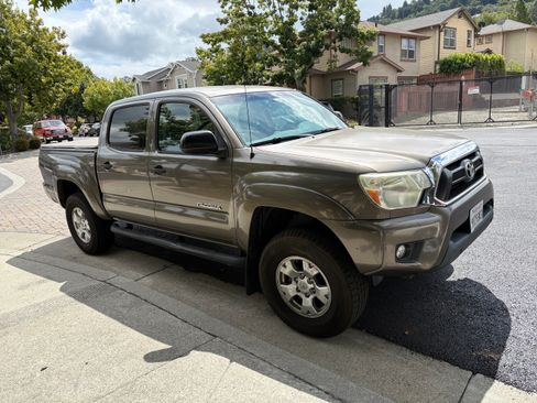 Used 2013 Toyota Tacoma 4x4 Double Cab w/ TRD Off-Road Pkg image 4