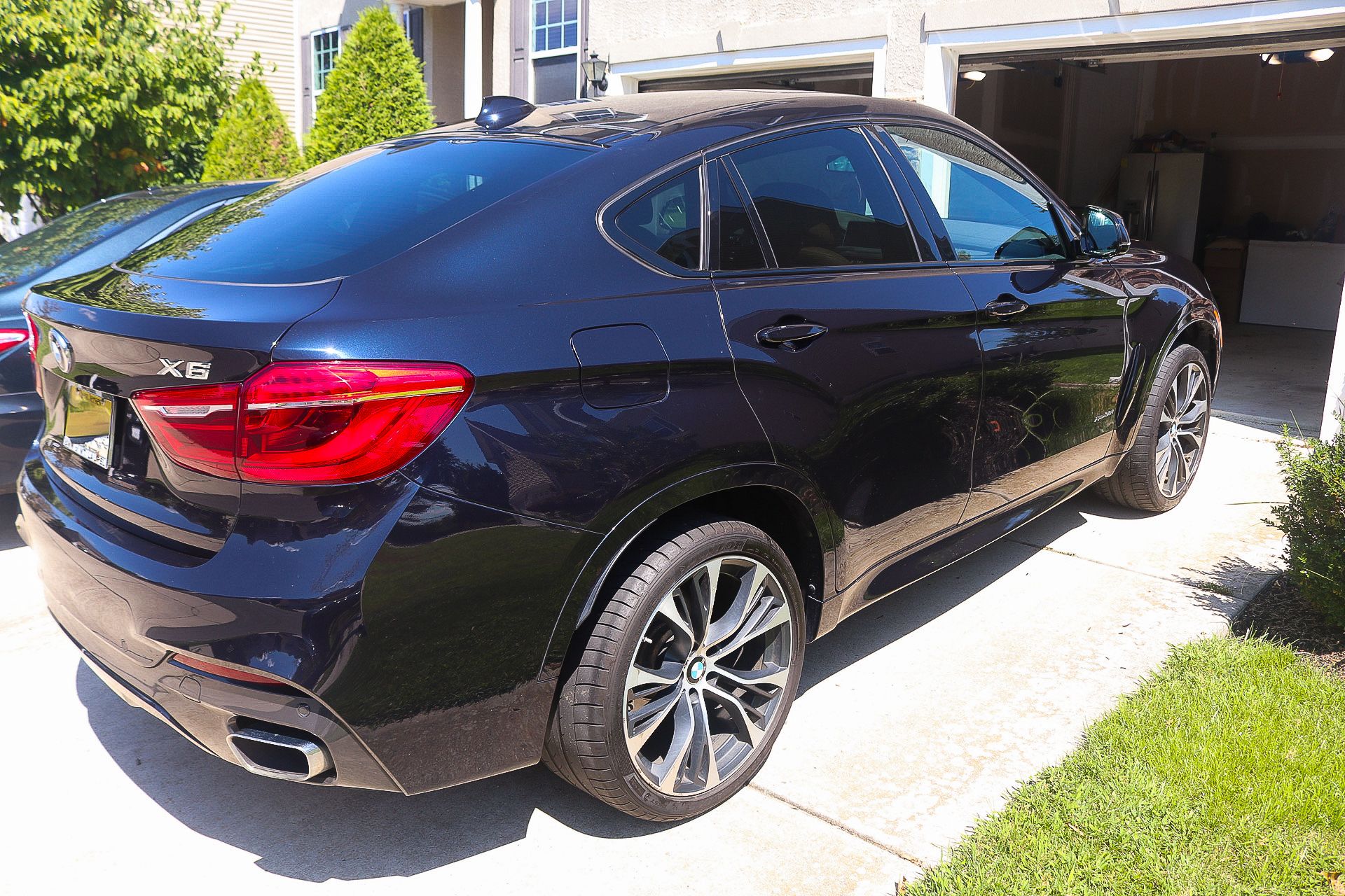 Used 2018 BMW X6 xDrive35i w/ M Sport Package AWD/4WD image 4