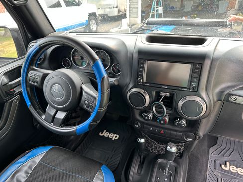 Used 2015 Jeep Wrangler Sport w/ Connectivity Group AWD/4WD image 10