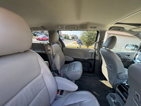 Used 2016 Toyota Sienna XLE image 12