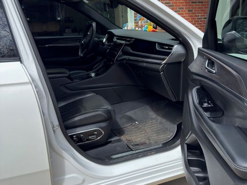 Used 2023 Jeep Grand Cherokee Overland w/ Adv Protech Group III image 8