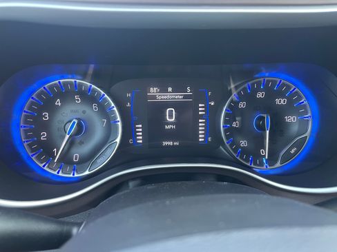 Used 2022 Chrysler Voyager LX FWD image 10