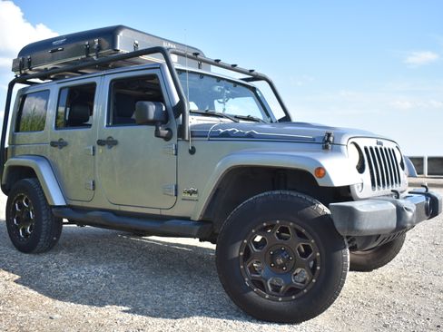 Used 2014 Jeep Wrangler Unlimited Sahara image 10