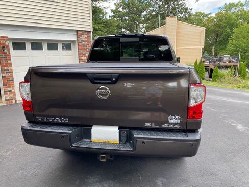 Used 2018 Nissan Titan SL image 4