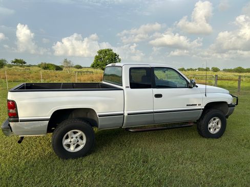 Used 1997 Dodge Ram 1500 Truck 4x4 Club Cab image 1