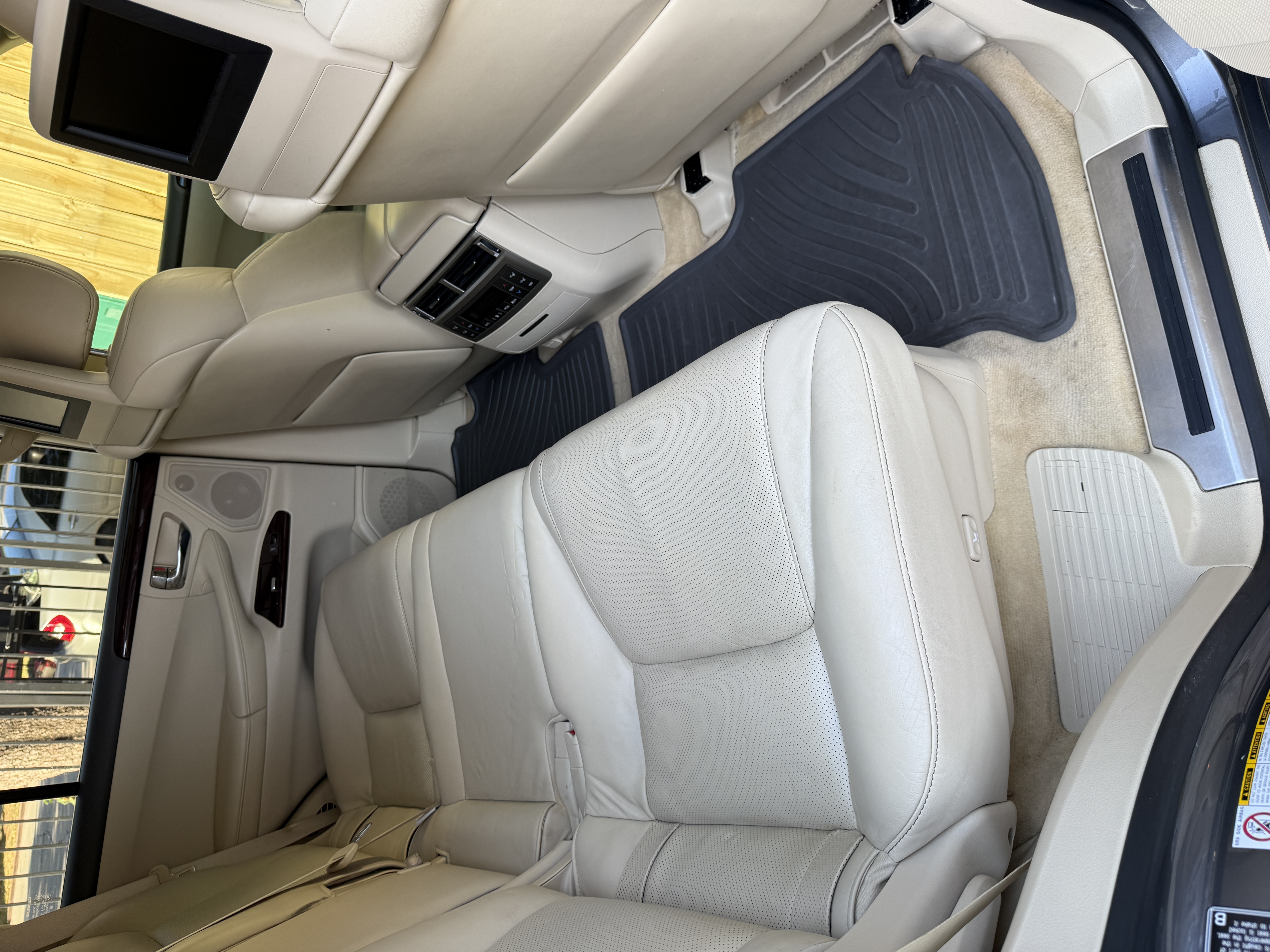 Used 2013 Lexus LX 570 4WD w/ Luxury Pkg image 19