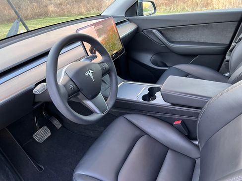 Used 2022 Tesla Model Y Long Range image 4