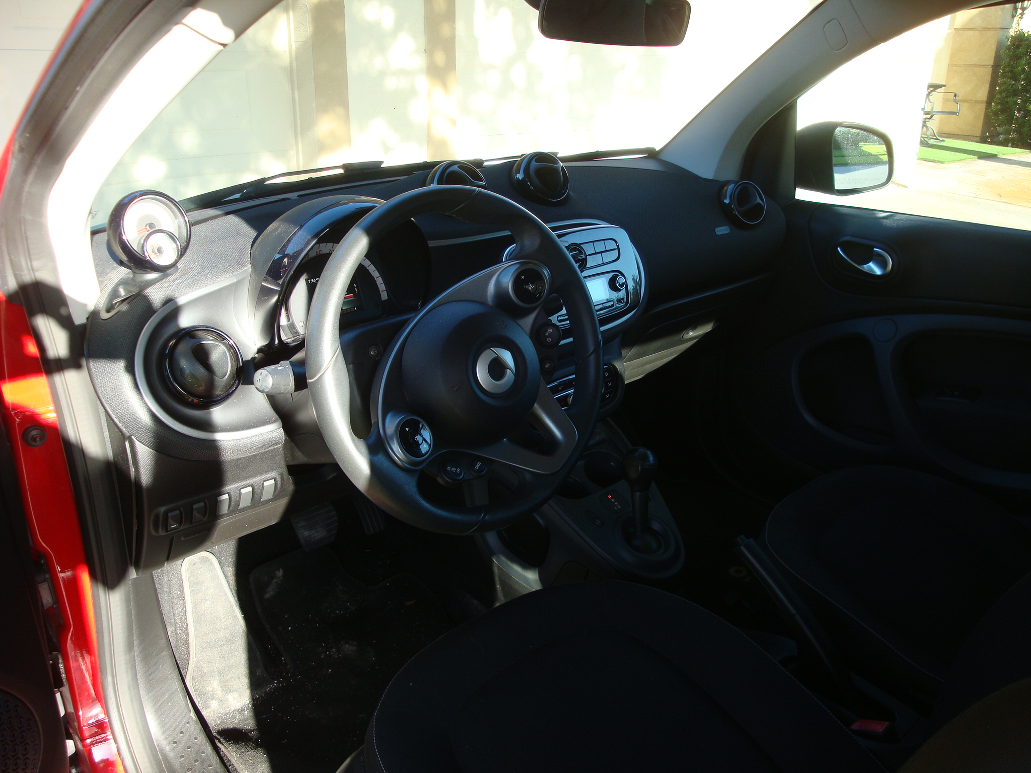 Used 2017 smart fortwo passion RWD image 9