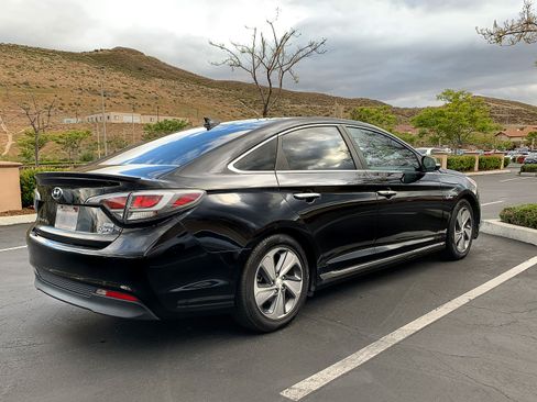 Used 2016 Hyundai Sonata Plug-In Hybrid image 5