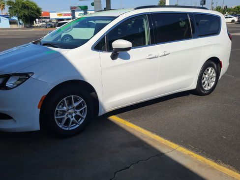 Used 2020 Chrysler Voyager Lxi FWD image 1