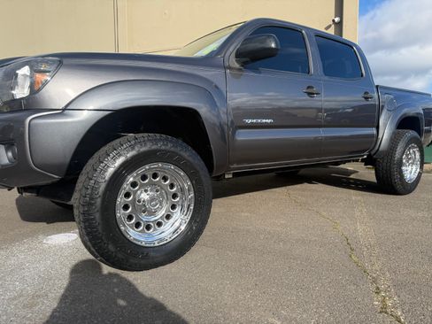 Used 2015 Toyota Tacoma PreRunner w/ SR5 Package image 2