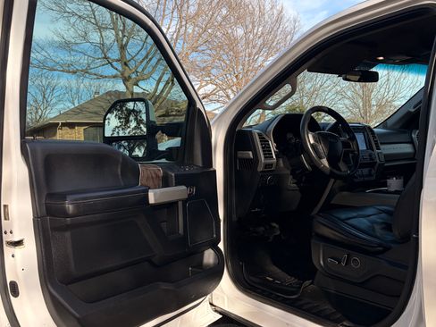 Used 2017 Ford F250 Lariat w/ Lariat Value Package image 2