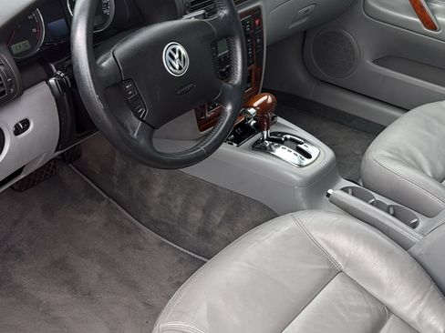 Used 2003 Volkswagen Passat GLX FWD image 1
