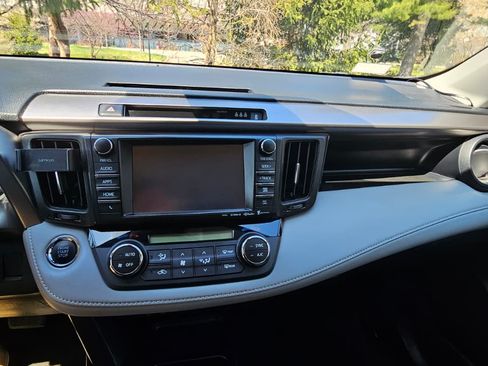 Used 2018 Toyota RAV4 Limited image 21