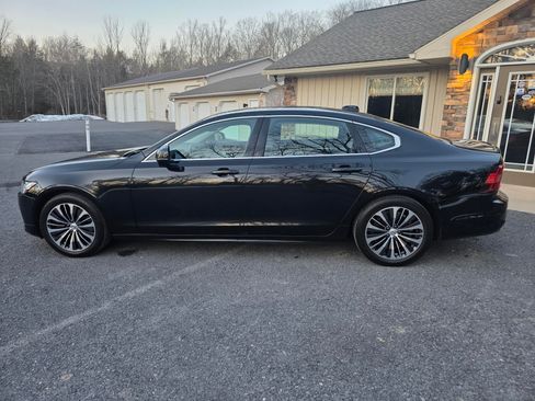 Used 2022 Volvo S90 B6 Momentum image 2