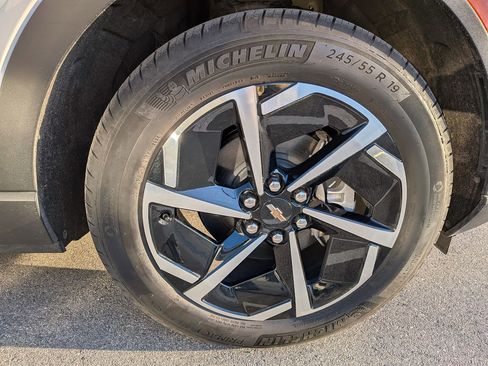 Used 2025 Chevrolet Equinox EV LT image 12