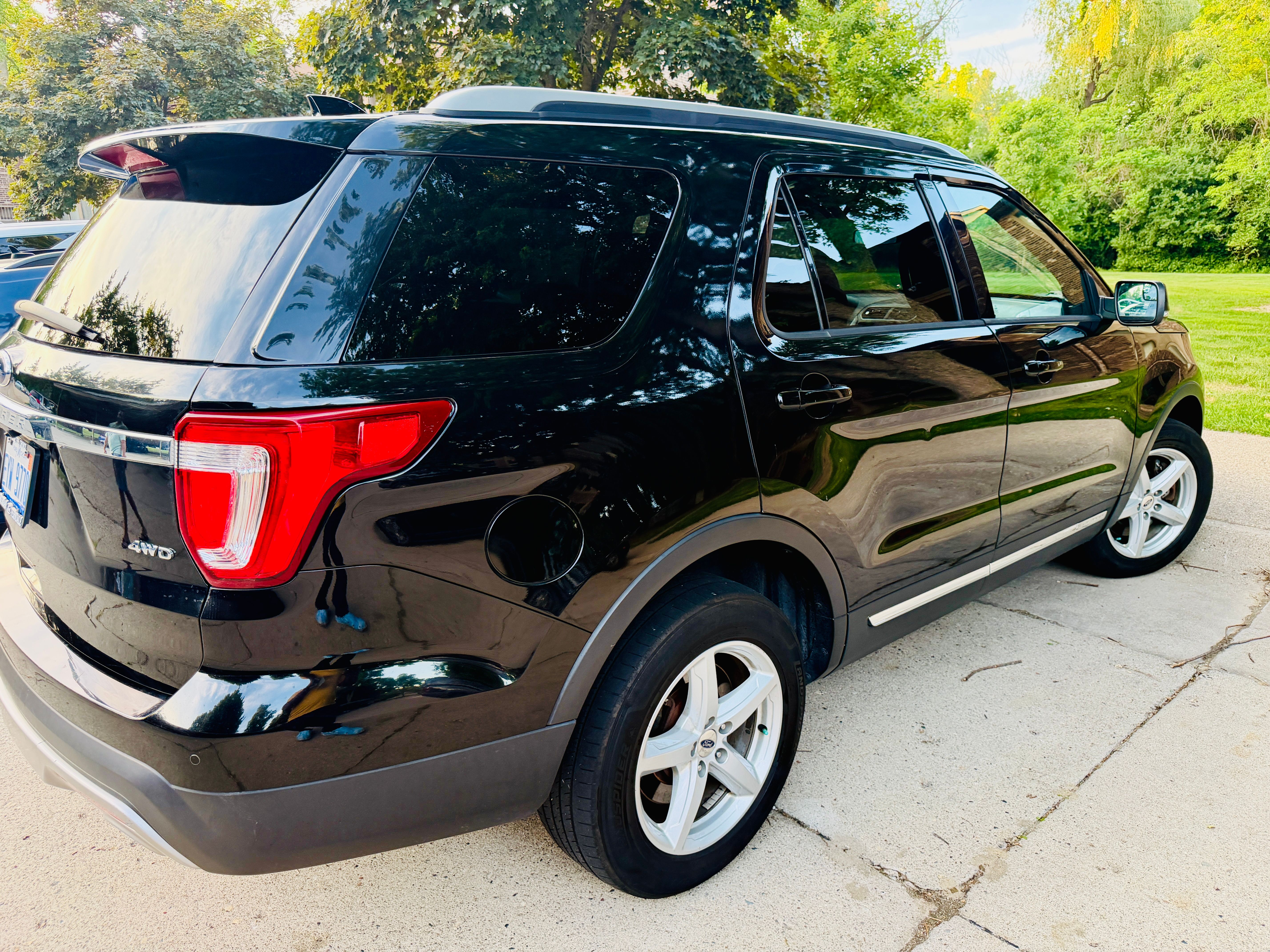 Used 2017 Ford Explorer XLT AWD/4WD image 4