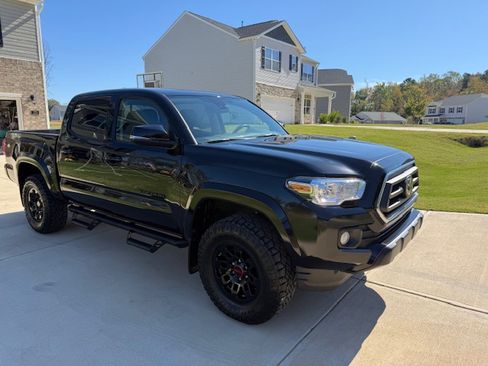 Used 2022 Toyota Tacoma SR5 image 2