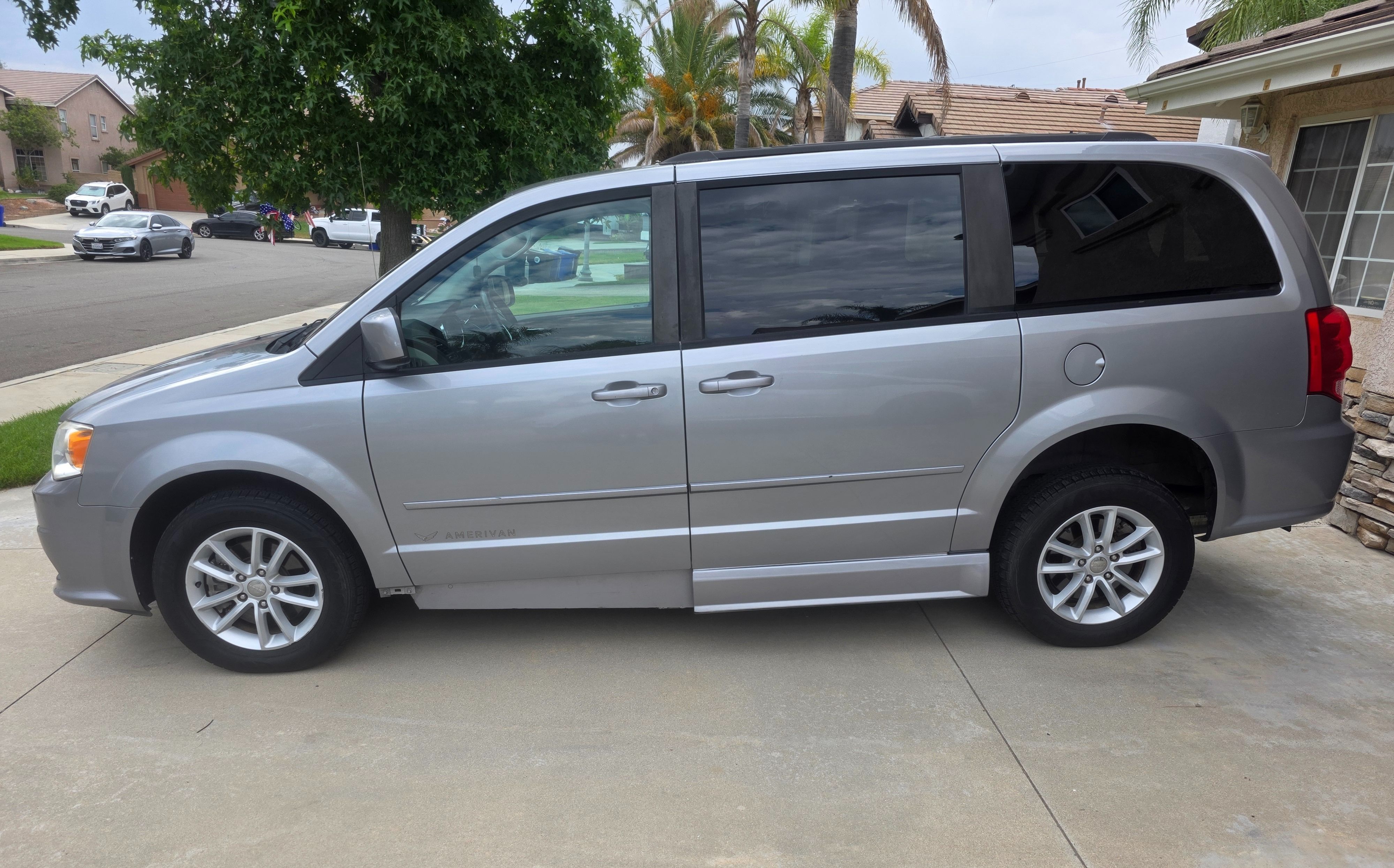 Used 2015 Dodge Grand Caravan SXT w/ UConnect Hands-Free Group FWD image 5