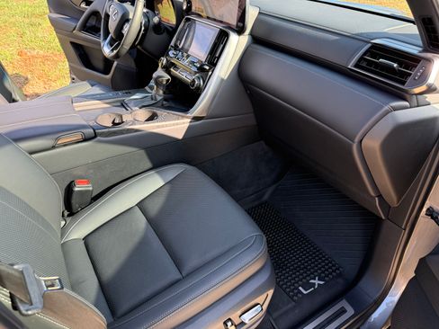 Used 2025 Lexus LX 600 4WD w/ Appearance Package image 11