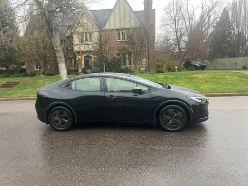 Used 2024 Toyota Prius LE AWD/4WD image 6