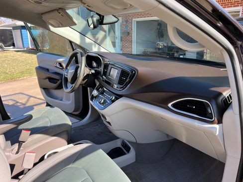 Used 2017 Chrysler Pacifica LX image 10