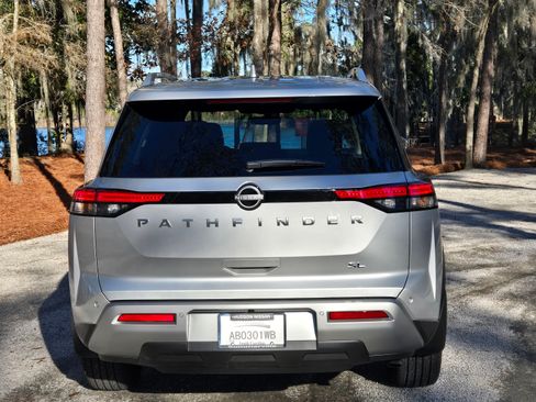 Used 2025 Nissan Pathfinder SL image 5