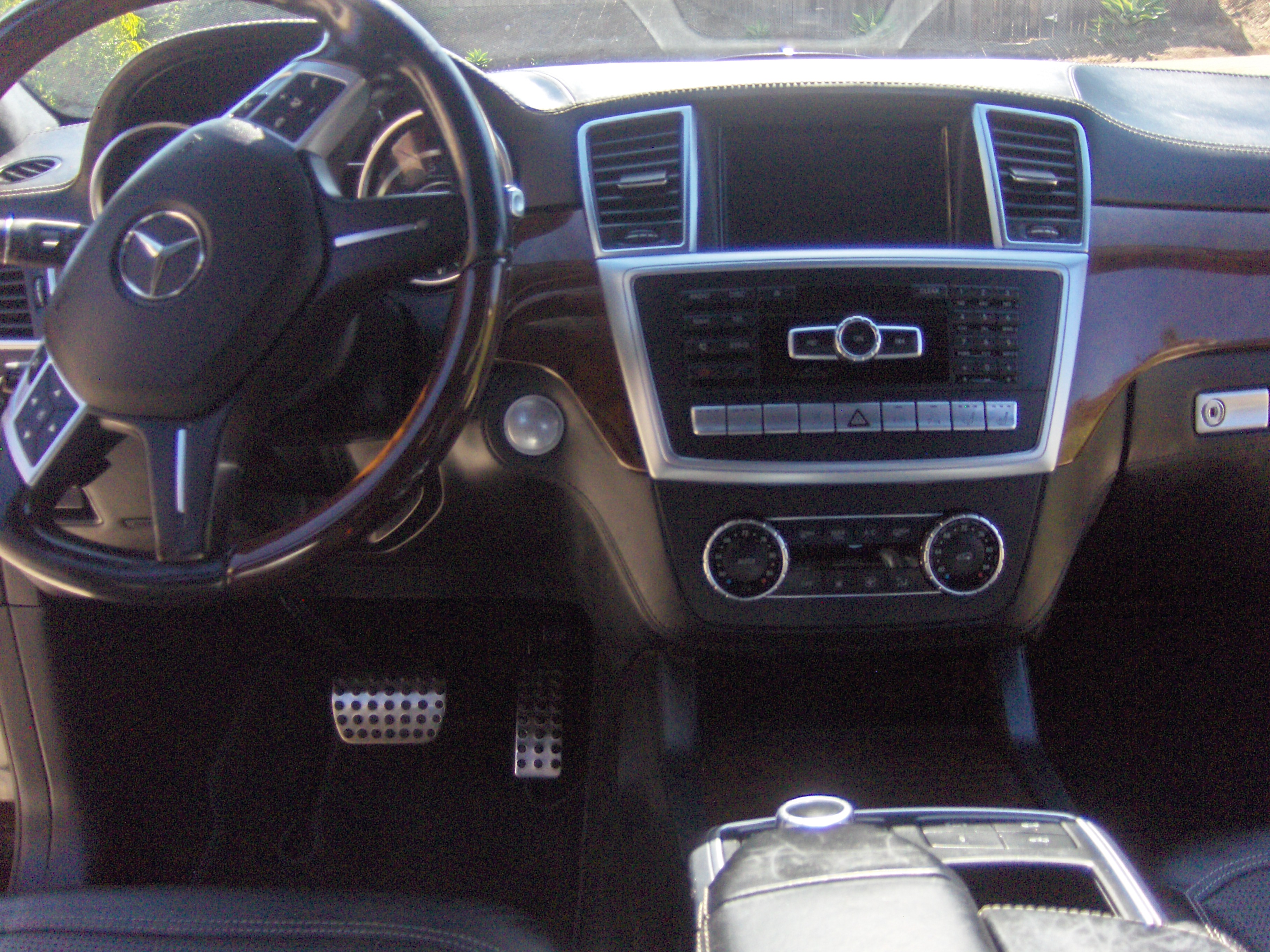 Used 2015 Mercedes-Benz ML 63 AMG 4MATIC w/ Driver Assistance Package image 9