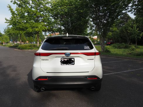 Used 2022 Toyota Venza LE AWD/4WD image 13