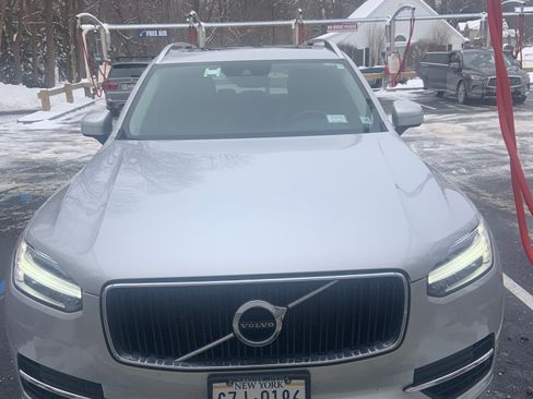 Used 2019 Volvo XC90 T6 Momentum image 2