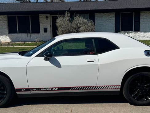 Used 2019 Dodge Challenger SXT image 5
