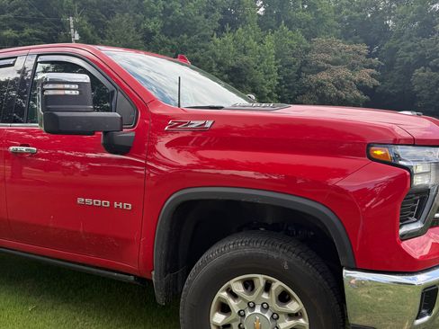 Used 2024 Chevrolet Silverado 2500 LTZ w/ LTZ Convenience Package AWD/4WD image 2