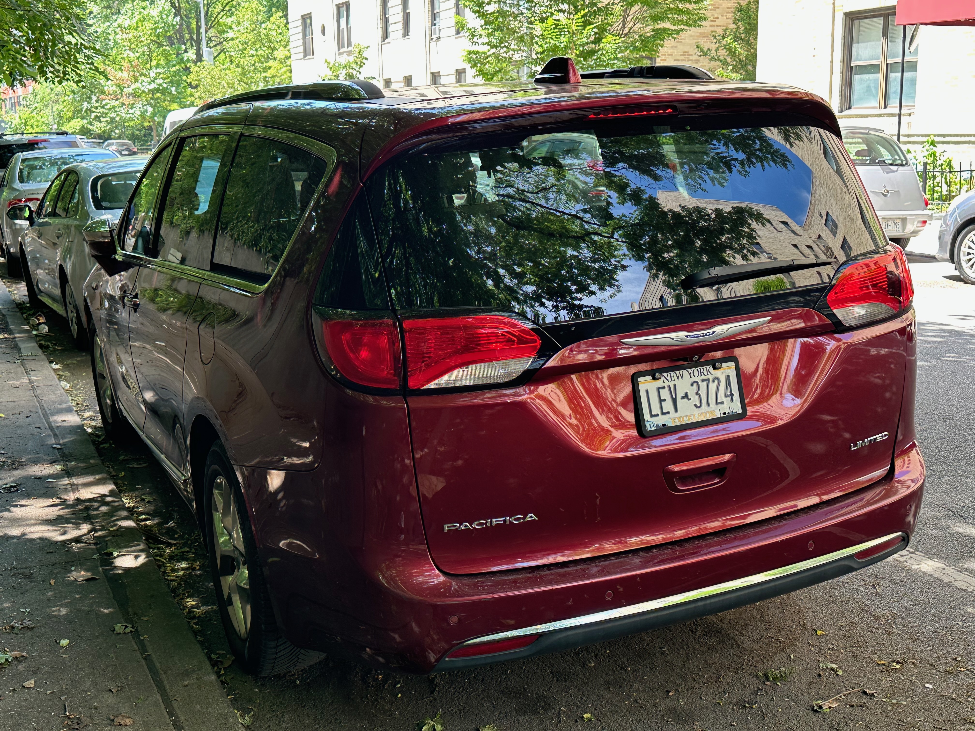 Used 2018 Chrysler Pacifica Limited w/ Advanced Safetytec Group FWD image 2