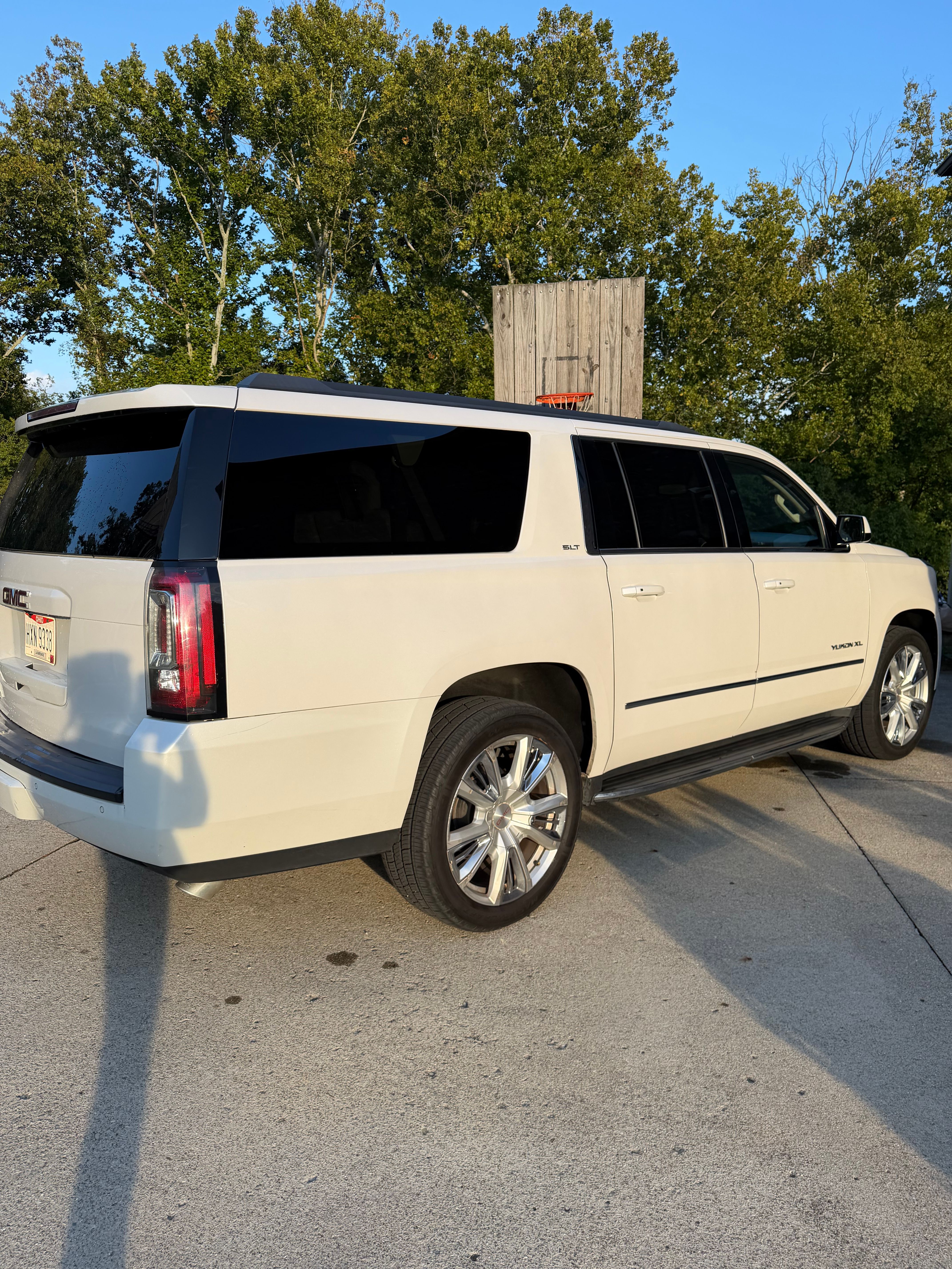 Used 2017 GMC Yukon XL SLT w/ Premium Edition AWD/4WD image 2