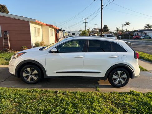 Used 2018 Kia Niro LX image 16