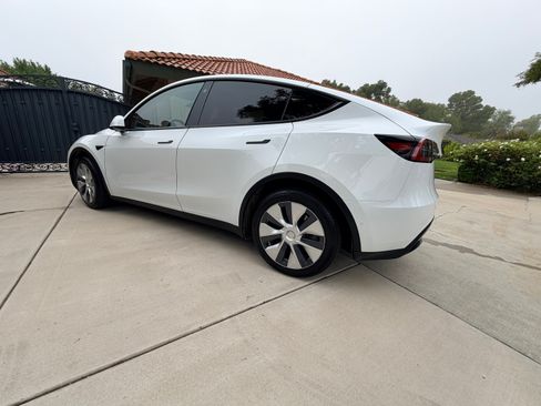 Used 2021 Tesla Model Y Long Range image 4